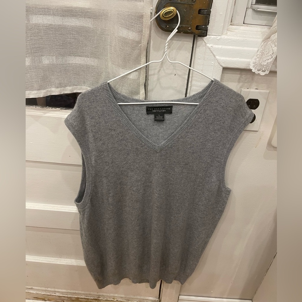 New 100% cashmere. Gray V-Neck Sleeveless Sweater